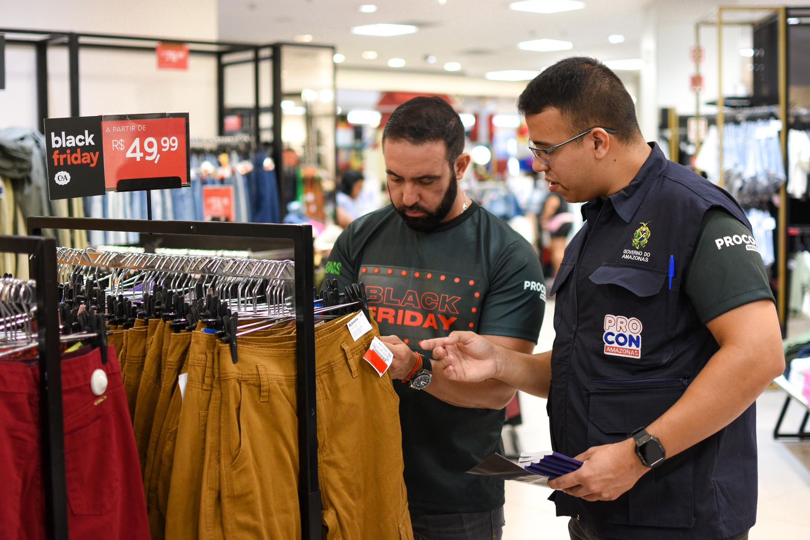 Procon flagra loja de shopping com falsas promoções na Black Friday em Manaus