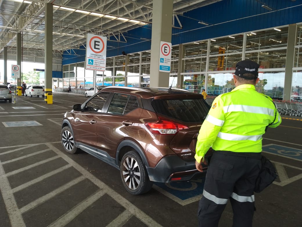 Motoristas são multados por estacionarem em vagas de idosos e PCD's em Manaus