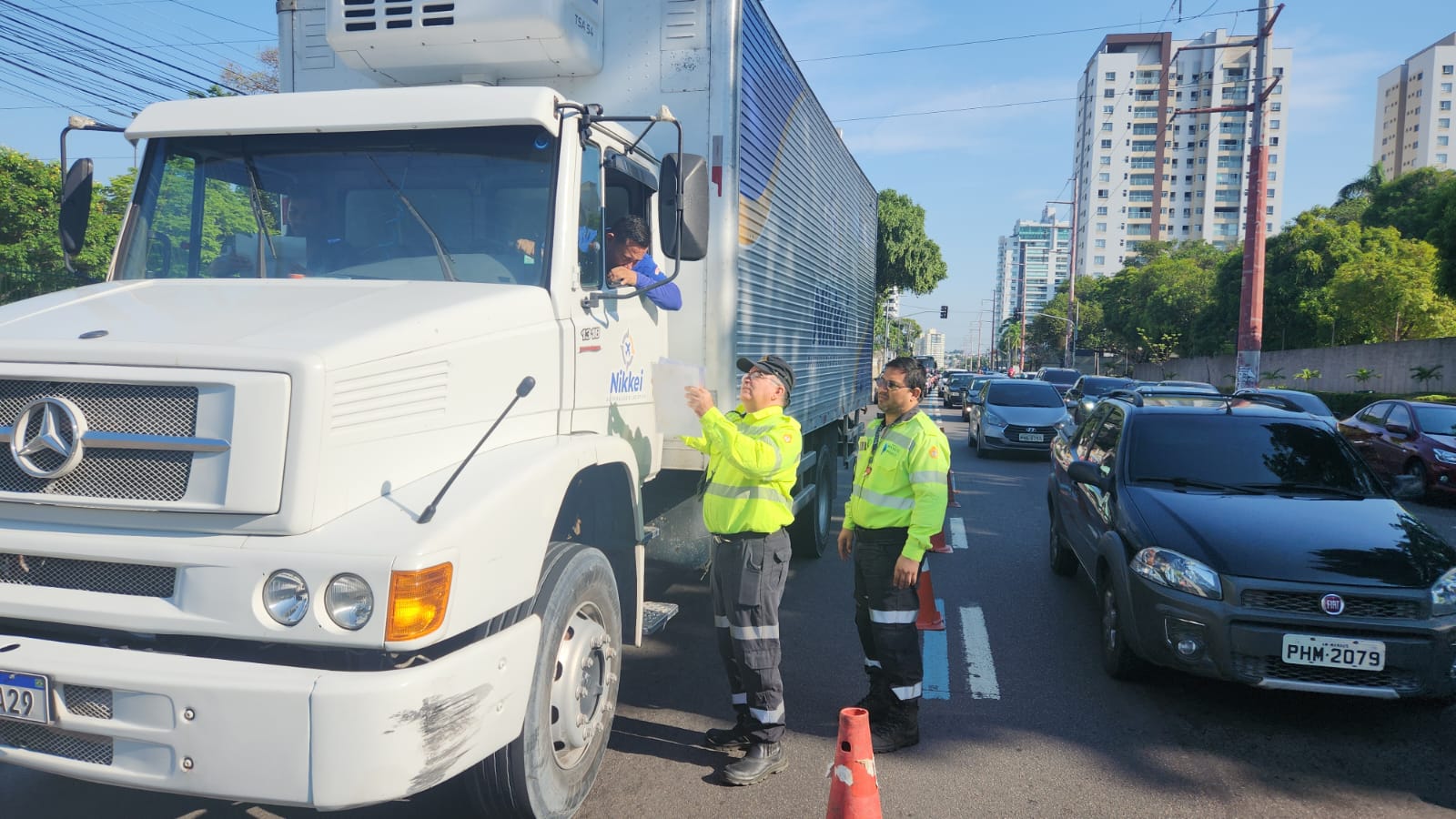 Caminhões são autuados durante fiscalização em avenidas de Manaus
