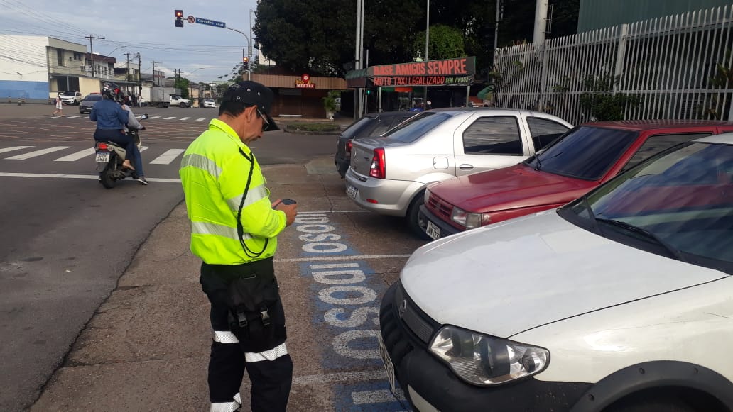 Vagas de estacionamentos para idosos e deficientes são fiscalizadas em Manaus