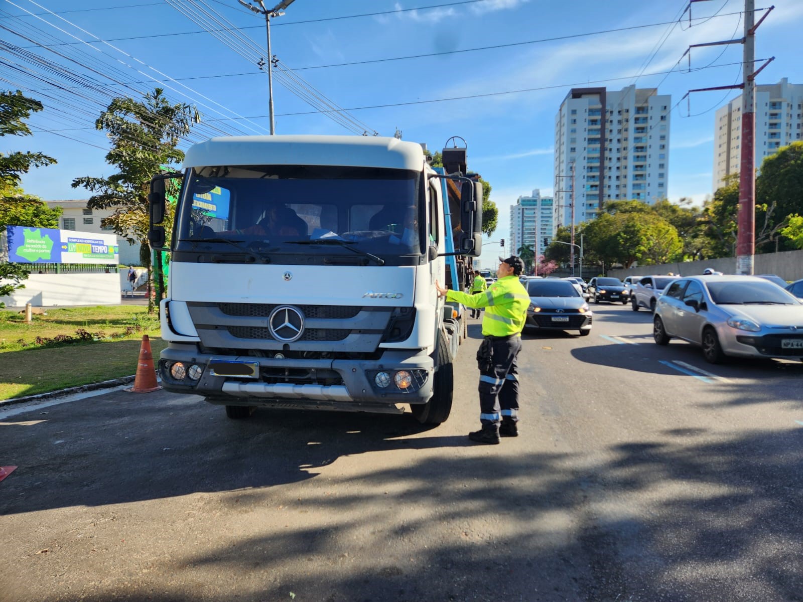 Fiscalização flagra e multa 16 caminhões na avenida Mário Ypiranga