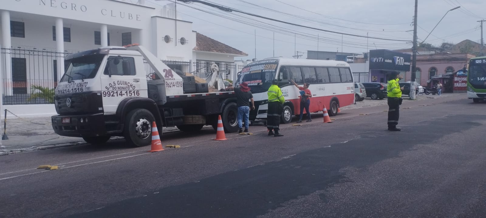 Micro-ônibus com risco de incêndio é apreendido no Centro de Manaus
