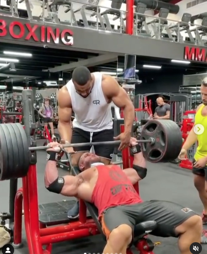 Fisiculturista que rasgou peito ao levantar 220kg ficou sem mexer braços