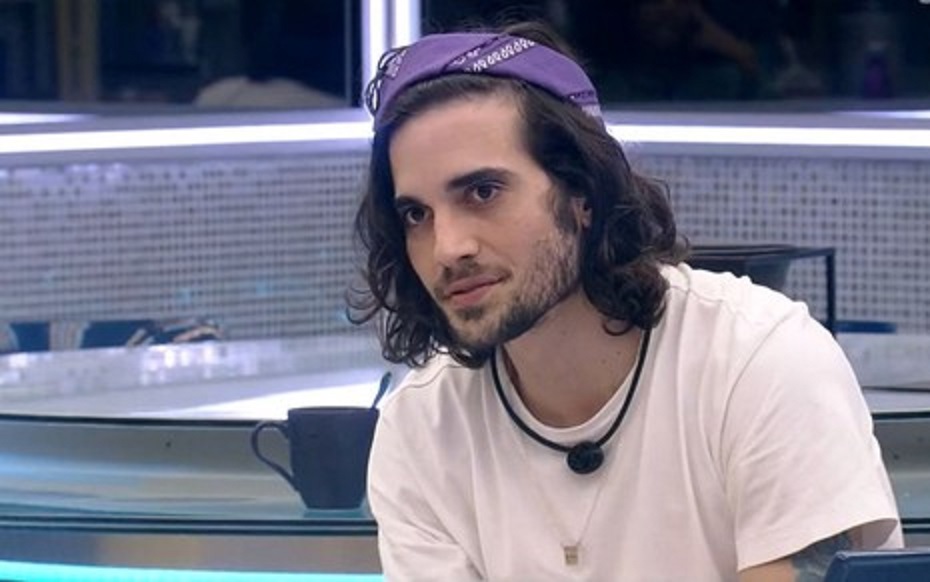 Constrangido, Fiuk pede no Confessionário objeto inusitado: 'me ajuda'