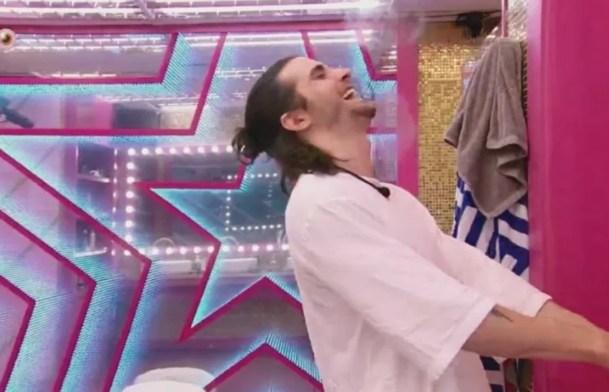 No banheiro reservado, Juliette se assusta ao ver Fiuk abrir porta