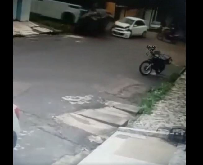 Vídeo: Carro escapa de ser esmagado ao ser atingido por carro e ônibus em Manaus