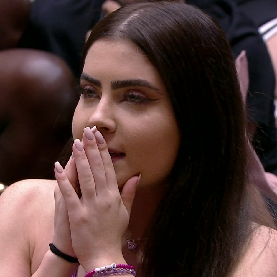 Jade desmente meme da maçaneta e explica questão com descarga