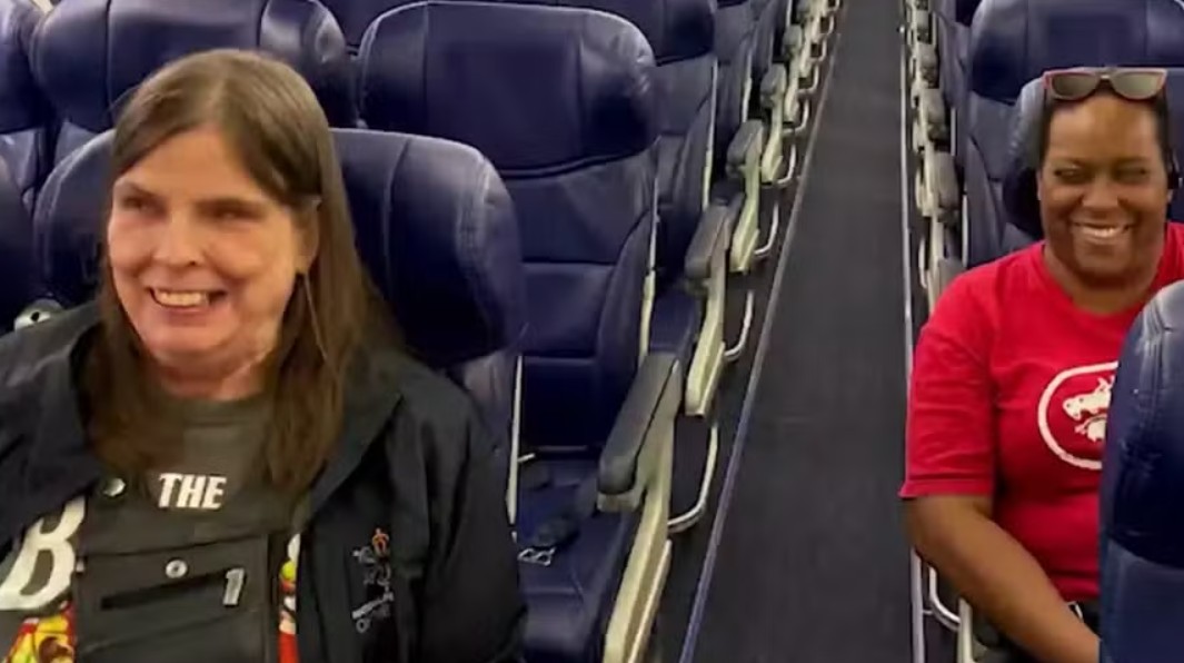 Mulheres com deficiência visual viajam sozinhas após companhia não avisar sobre troca de aviões