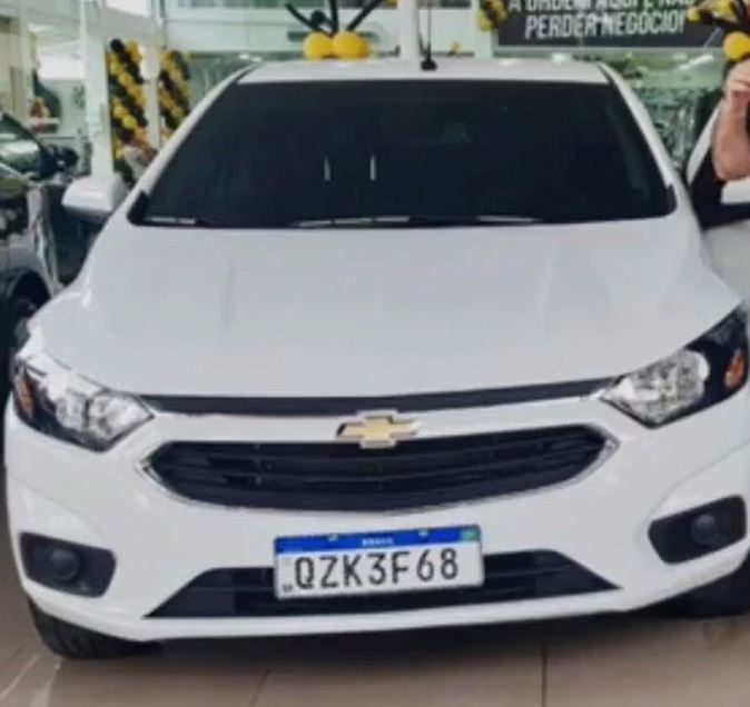 Casal é rendido por dupla armada e tem carro roubado na frente de casa em Manaus 