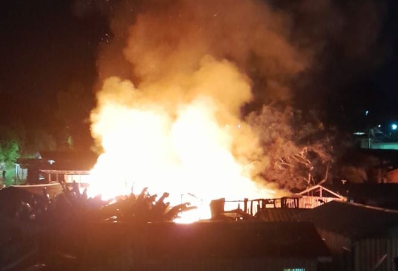 Incêndio destrói casa e assusta moradores no Amazonas