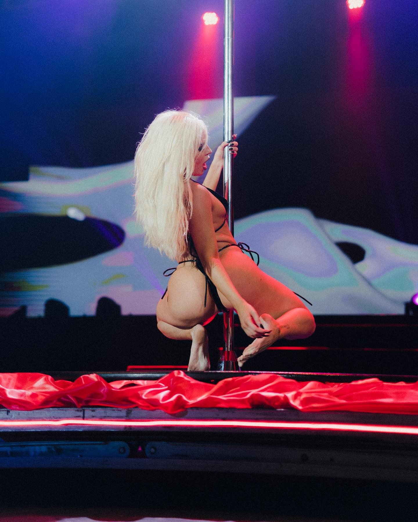 Luísa Sonza rebola em pole dance com fio-dental ousadíssimo e enlouquece fãs