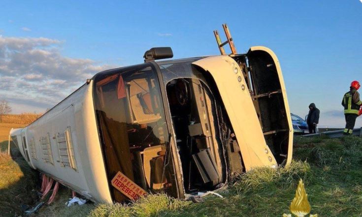 Ônibus com ucranianos capota e deixa morto e vários feridos na Itália