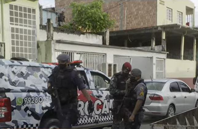 Irmãos de homem que mantém família refém chegam para ajudar nas negociações em Manaus