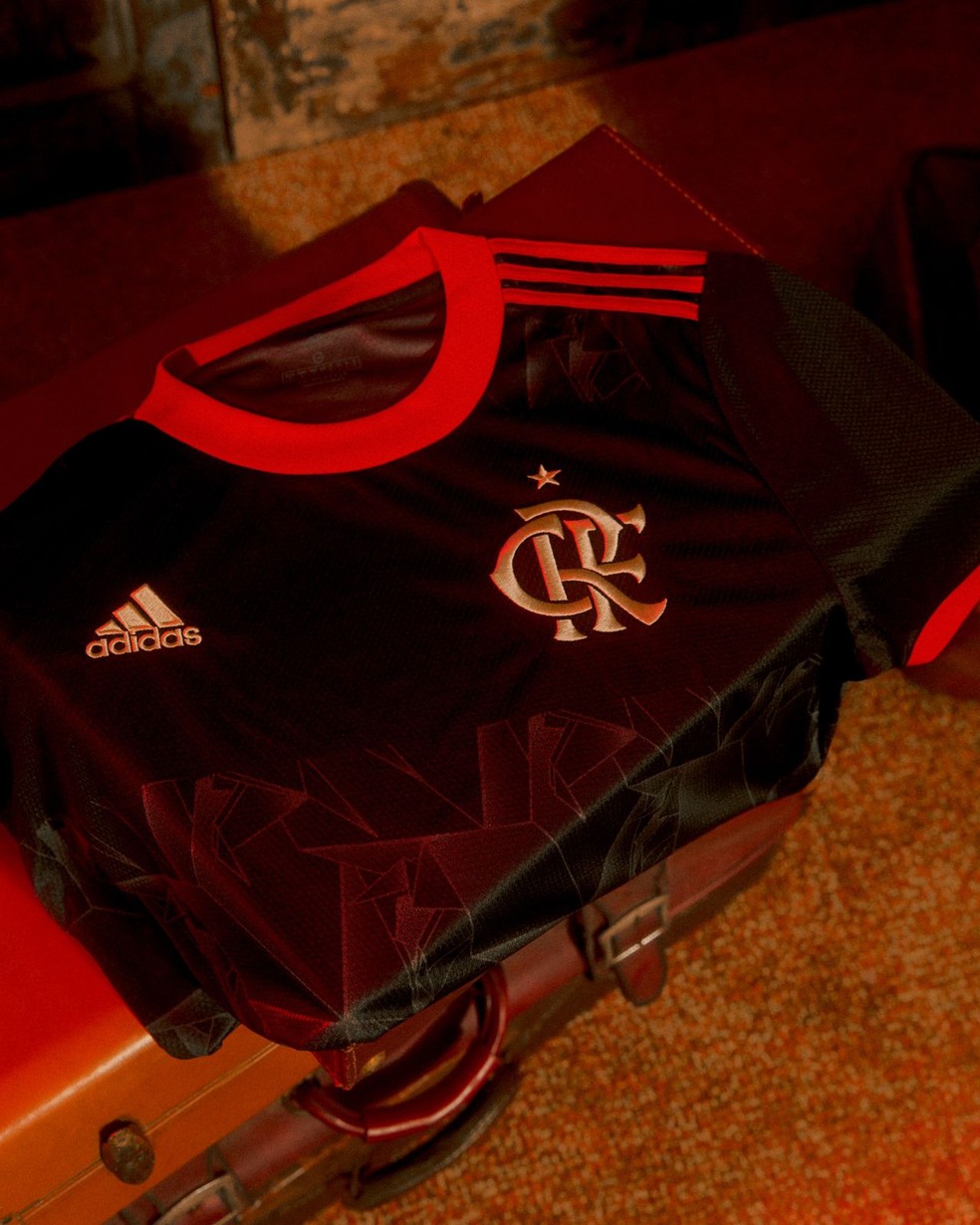 Motorista é preso por suspeita de roubo e venda da nova camisa do Flamengo