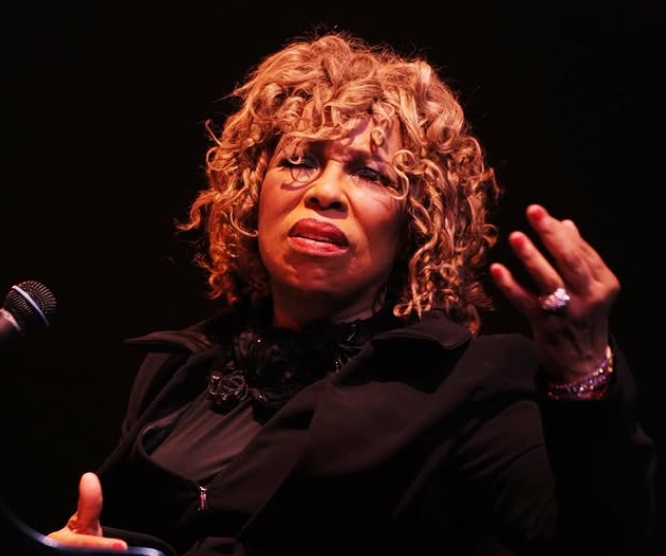 Morre Roberta Flack, dona do hit 'Killing Me Softly With His Song', aos 88 anos