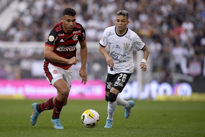 Com gol contra, Flamengo perde para o Corinthians 