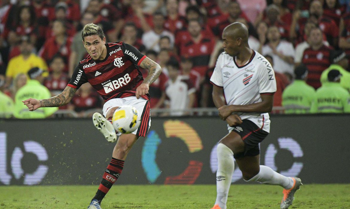 Athletico-PR e Flamengo duelam por vaga na semifinal da Copa do Brasil