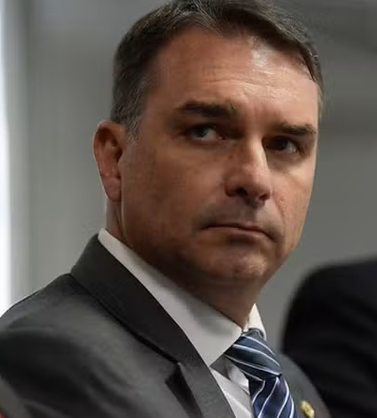Flávio Bolsonaro reage à queda da Bolsa e críticas após anúncio de pré-candidatura