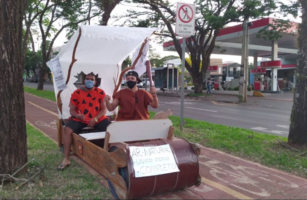 Família constrói carro semelhante ao dos Flintstones em protesto sobre aumento da gasolina