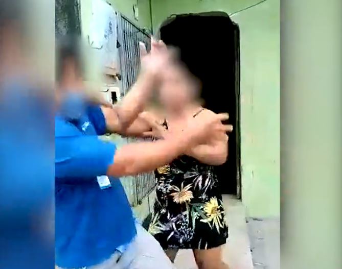 Vídeos: Mulher dá tapa em funcionário e arrebenta carro da empresa Águas de Manaus