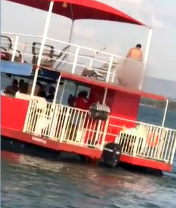 Casal viraliza ao ser filmado fazendo sexo em flutuante