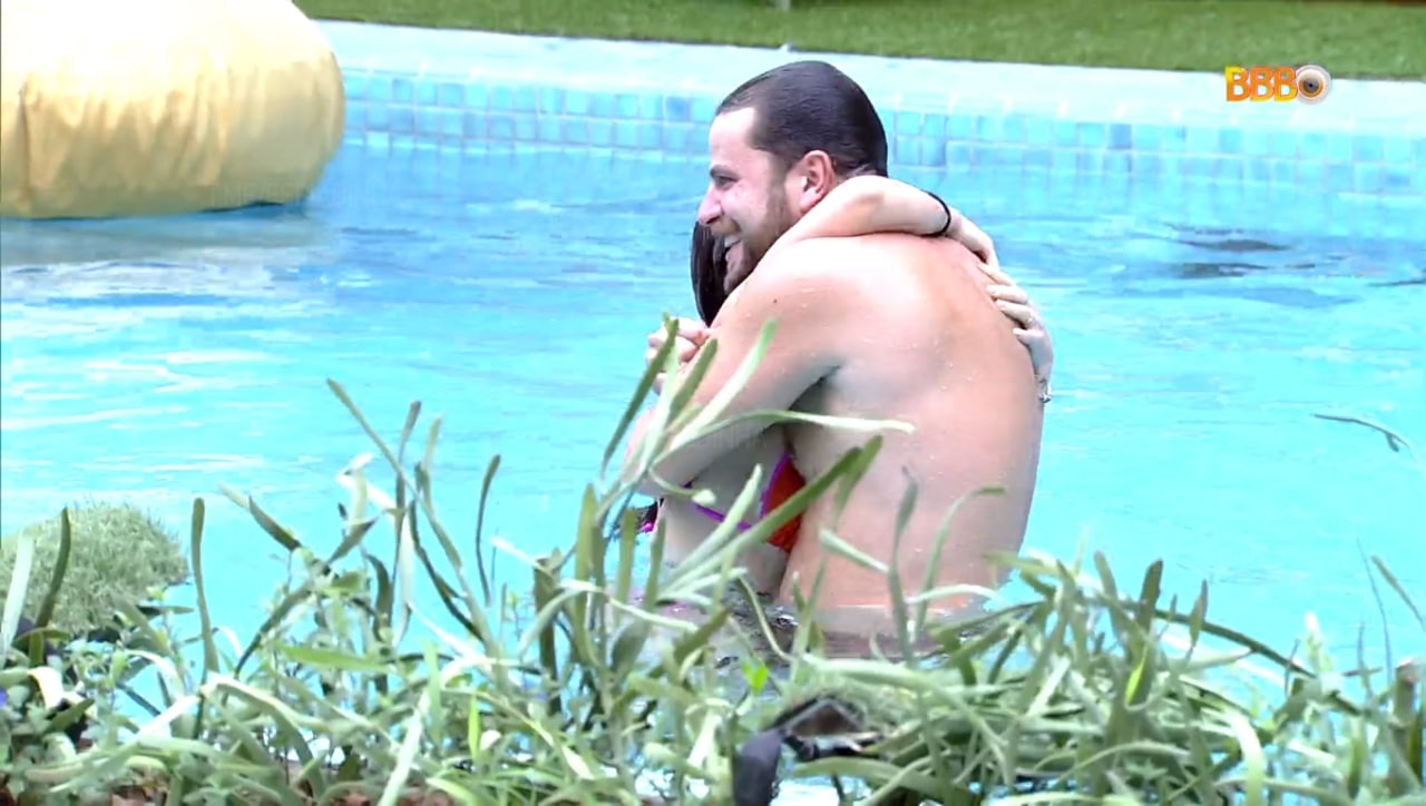 BBB 22: Após pedir beijo, Gustavo lamenta não ter visto quando Larissa ‘pagou peitinho'