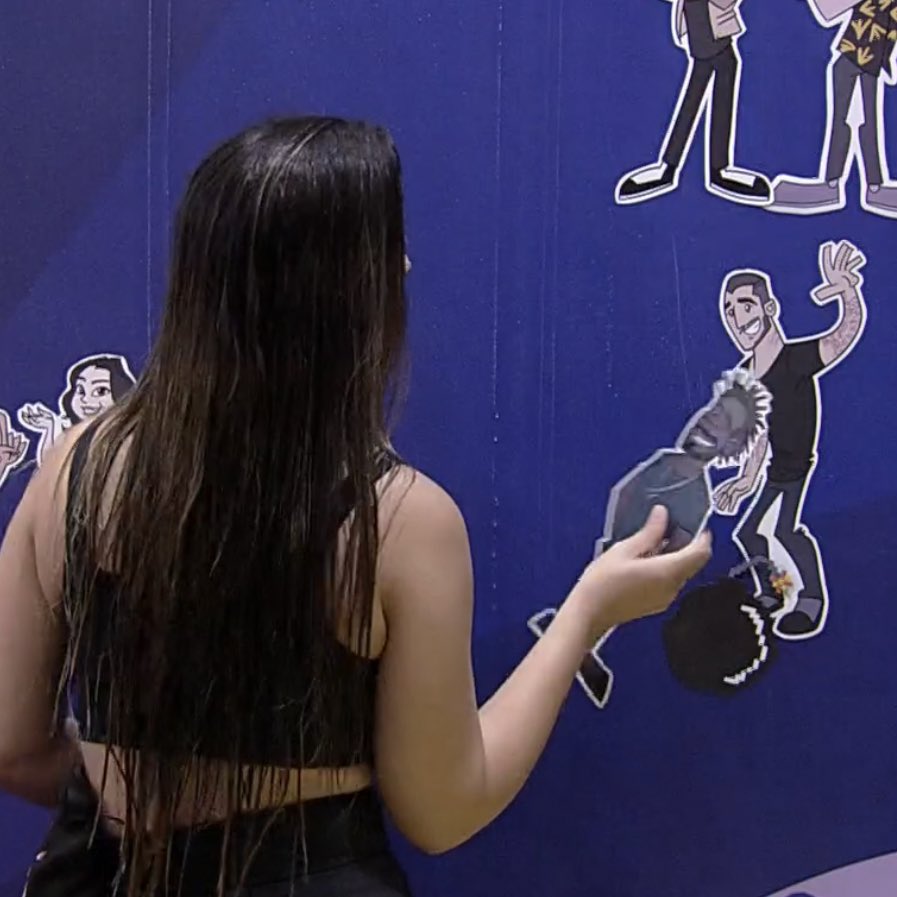 BBB22: Laís pega boneco de DG e dispara: ‘isso aqui eu não quero perto de mim'