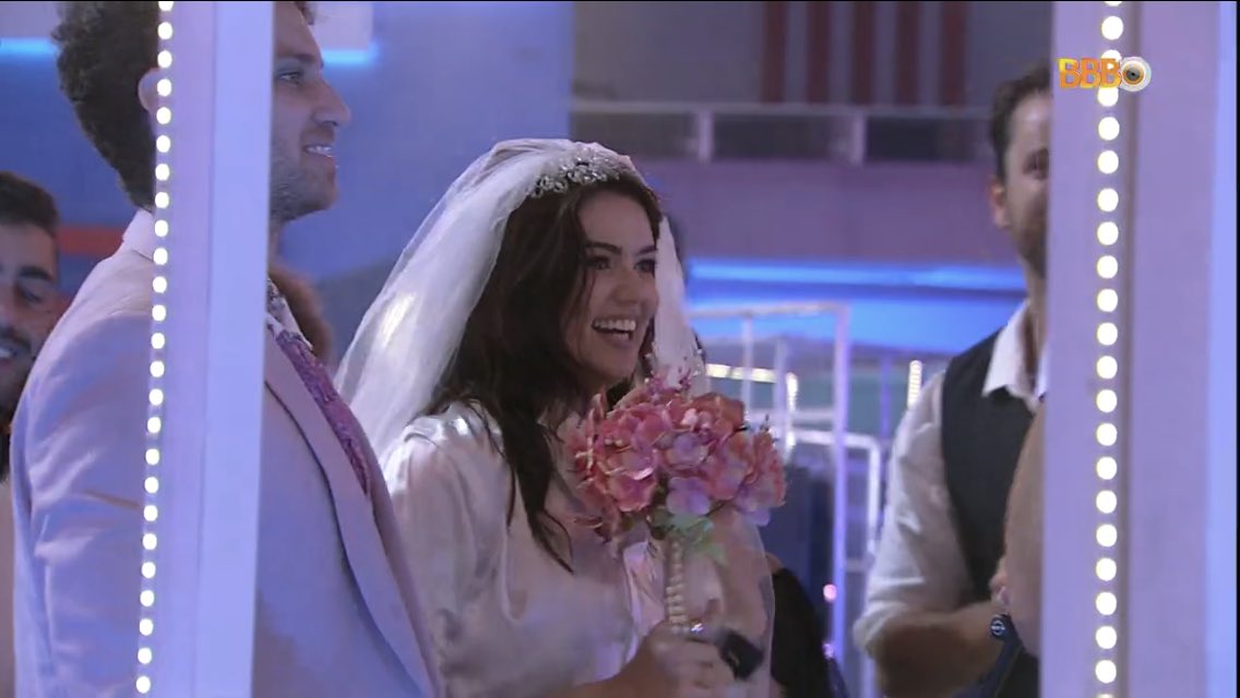 Lucas e Eslô se 'casam' em festa do líder no BBB22; vídeo