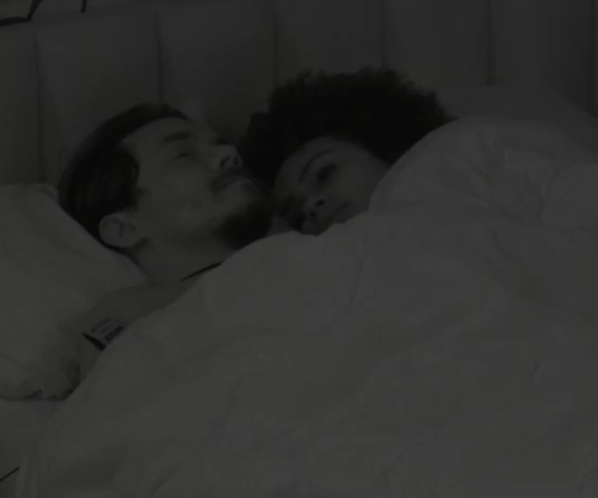 Natália pede para dormir com Eli após eliminação de Vyni