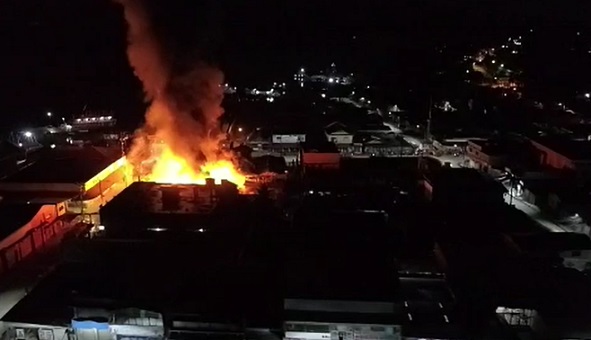 Incêndio de grandes proporções atinge loja no interior do Amazonas; vídeo
