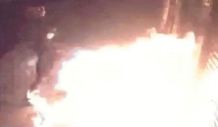 Vídeo: Jovem coloca fogo em loja após dono se recusar a vender fiado