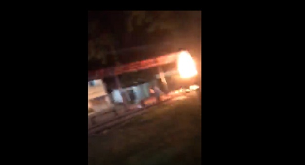 Vídeo: Criminosos ateiam fogo e destroem parada de ônibus em Manaus