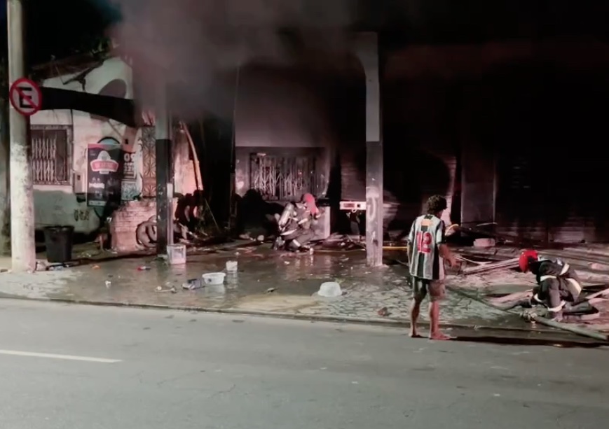 Incêndio em oficina mecânica destrói carros em Manaus