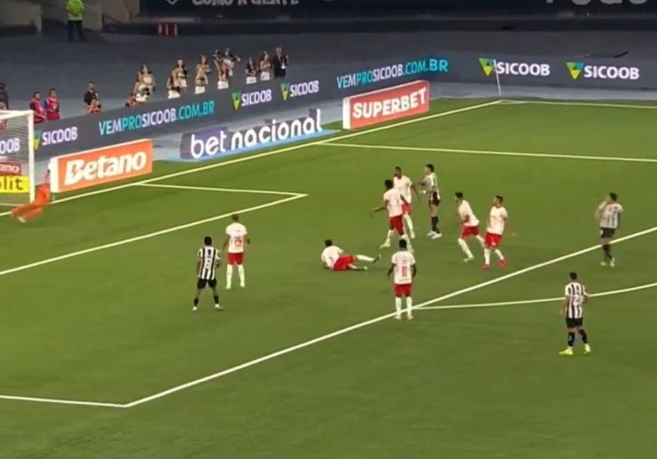 Botafogo vira o jogo contra o Bragantino e cola na liderança no Brasileirão