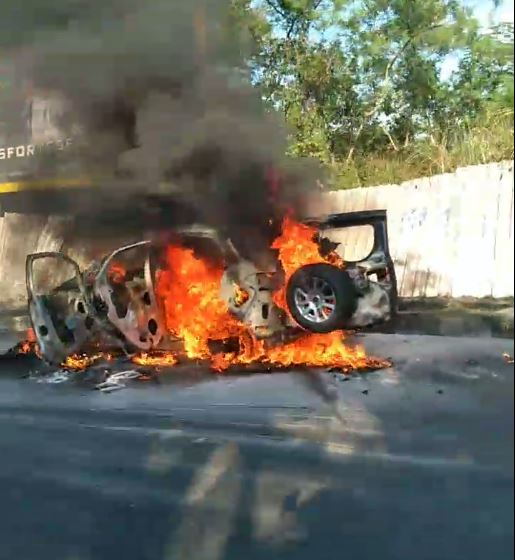 Vídeo: Carro fica destruído ao ser engolido por incêndio em avenida de Manaus