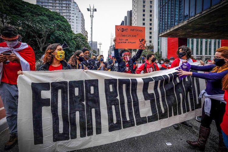 Manifestantes fazem atos contra Bolsonaro e a favor da vacinação em todo país