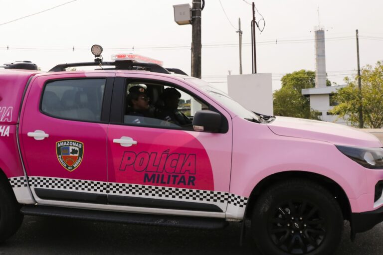 Mulher é espancada pelo marido a golpes de pernamanca em Manaus