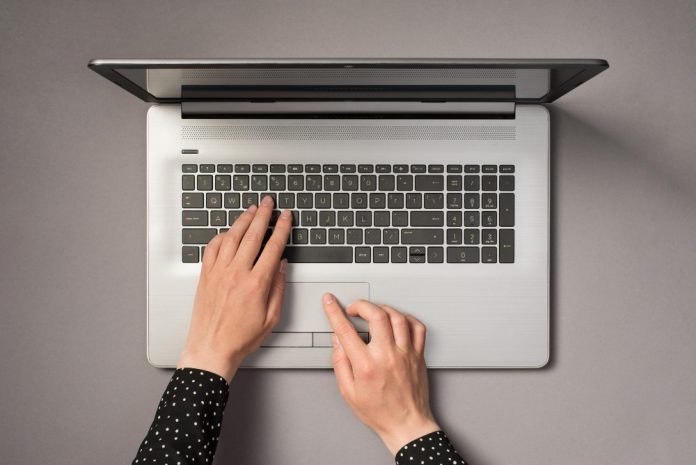 Marido traído vai indenizar ex-mulher após divulgar conversas dela com amante na internet