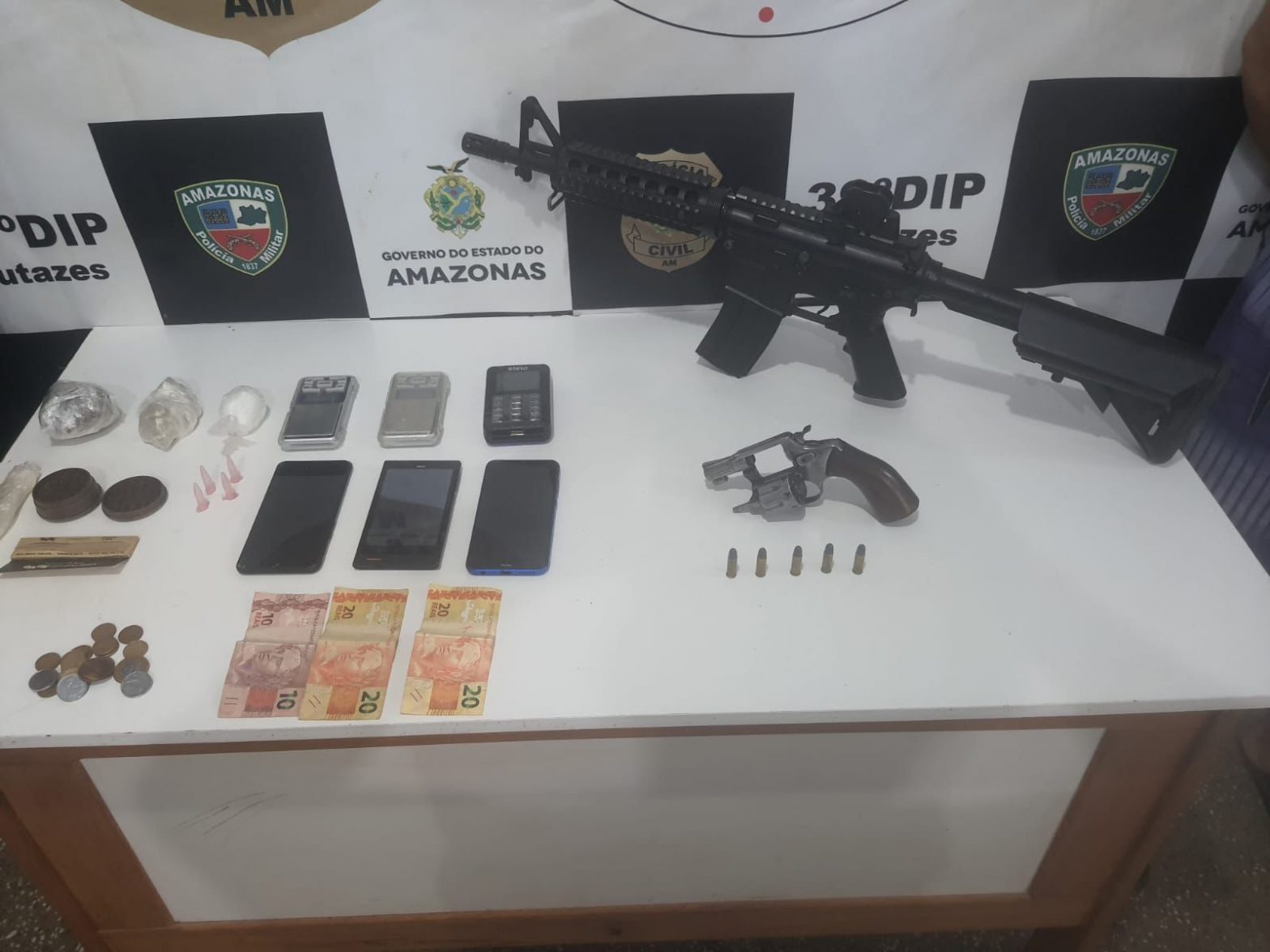 Suspeitos de tráfico de drogas são presos com fuzil no Amazonas