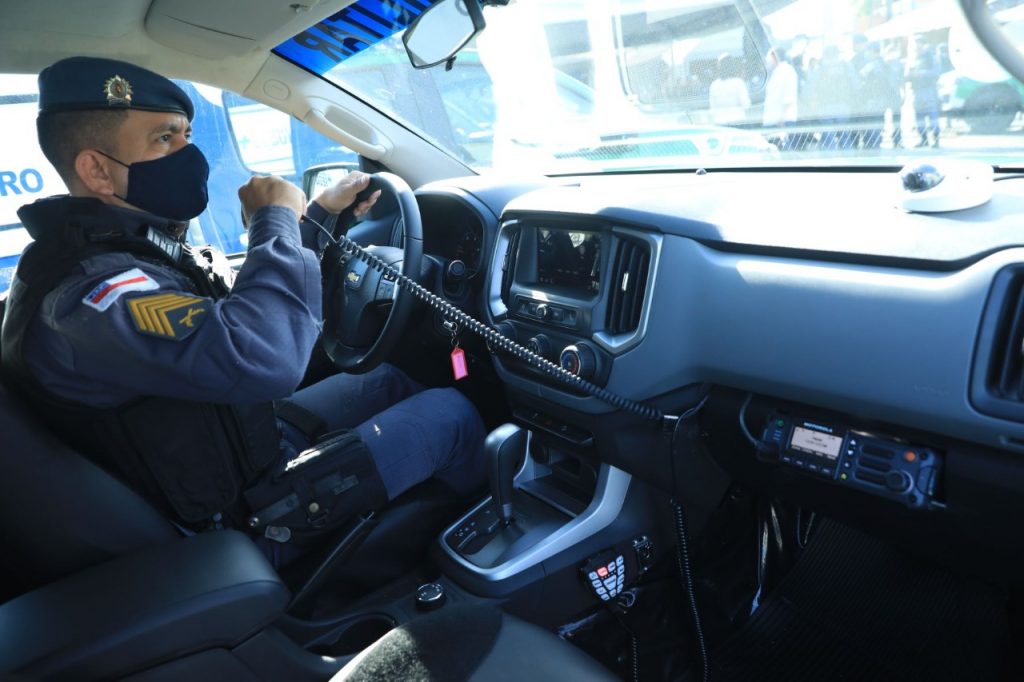 Dupla é presa com arma de brinquedo e moto roubada em Manaus