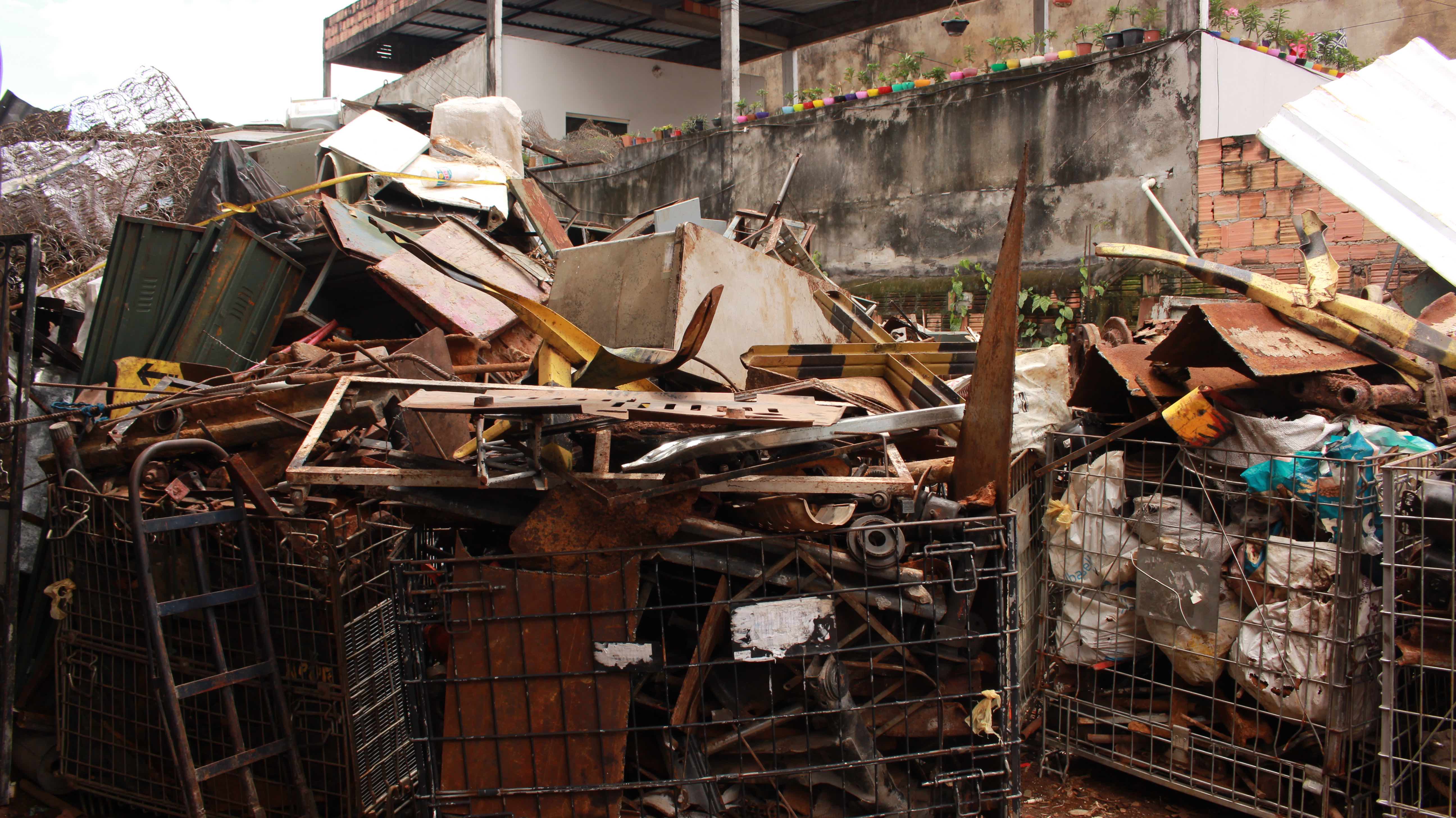 Quatro sucatarias são interditadas após fiscalização em Manaus