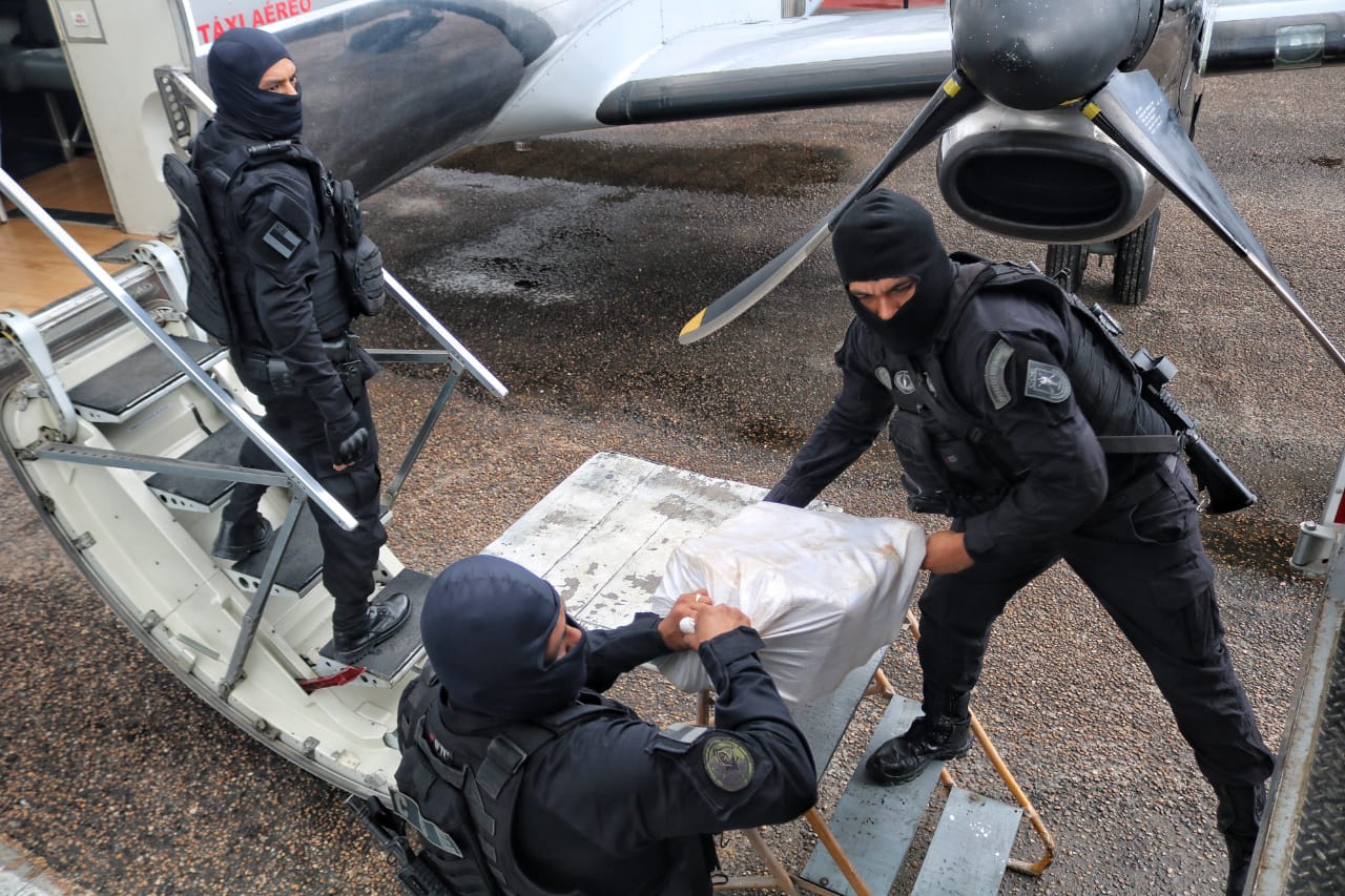 Chegam a Manaus toneladas de maconha apreendidas pela polícia em balsa