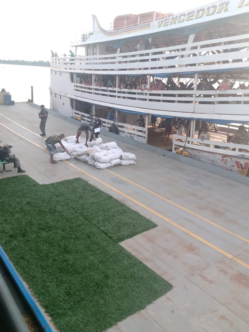 Mais de 2 toneladas de pescado ilegal são apreendidas em barco no Amazonas