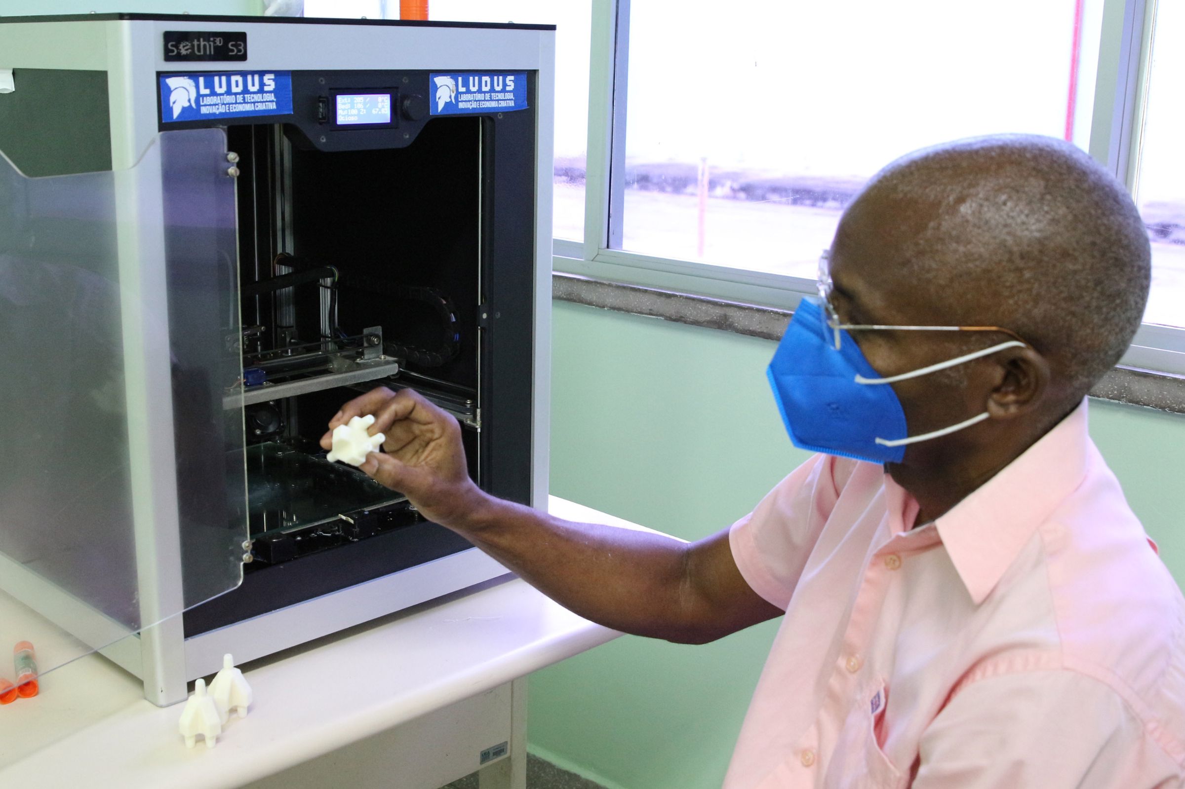 UEA desenvolve equipamento que permite alimentação de internados com Covid