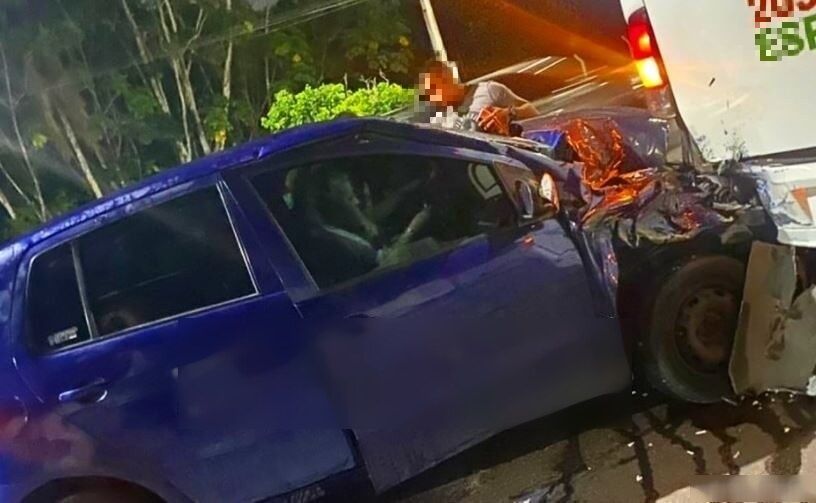 Carro fica destruído ao colidir com traseira de micro-ônibus em Manaus