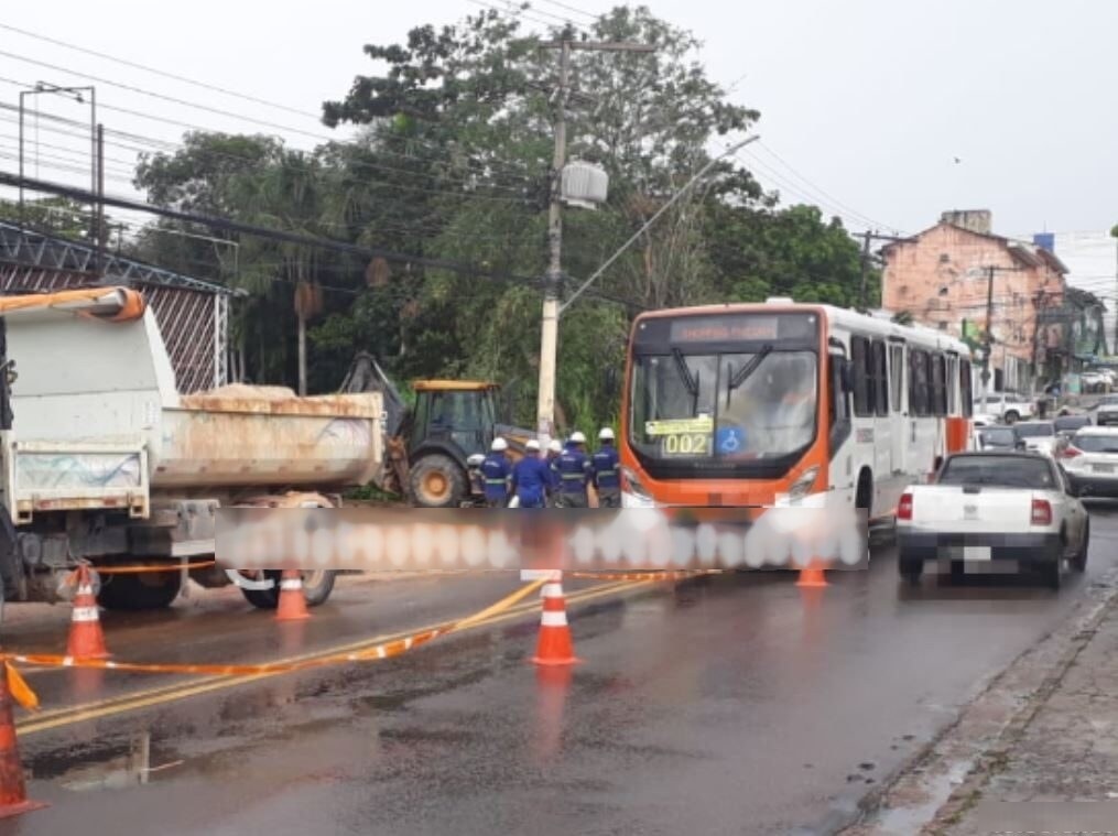 Moradores ficam sem água após cratera abrir em avenida de Manaus