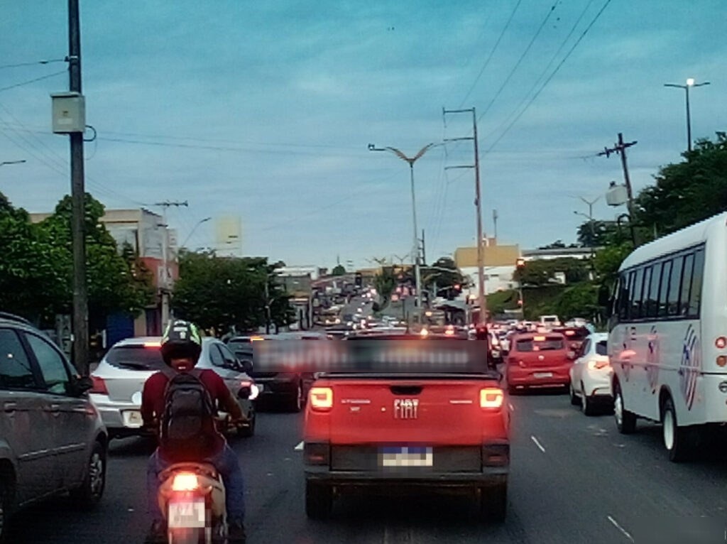 Caminhão em pane mecânica paralisa trânsito em avenida de Manaus