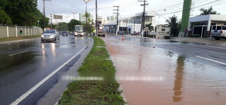Tubulação de água rompe e alaga trecho de avenida em Manaus