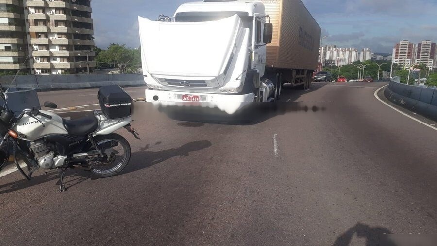 Carreta em pane mecânica complica trânsito em rotatória de Manaus