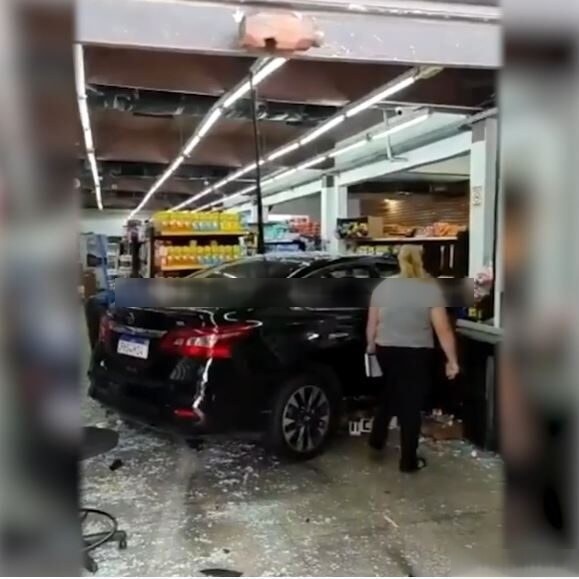 Carro desgovernado invade supermercado e fere duas pessoas em Manaus